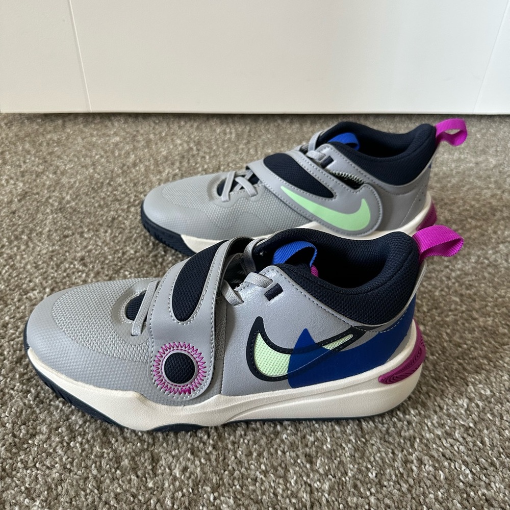 NEW Nike Team Hustle D 11 (GS) Basketball Shoes Size 5.5 Youth